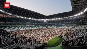 VIDEO: Belasan Ribu Jemaah Salat Id di Stadion Bekas Piala Dunia Qatar