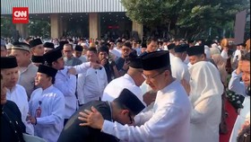 VIDEO: Warga Antre Salami Pj Gubernur Heru Usai Salat Id di Balai Kota