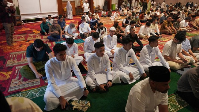Para pemain muslim Timnas Indonesia U-22 melaksanakan salat Idul Fitri 1444 Hijriah di Hotel Sultan, Senayan, Sabtu (22/4).