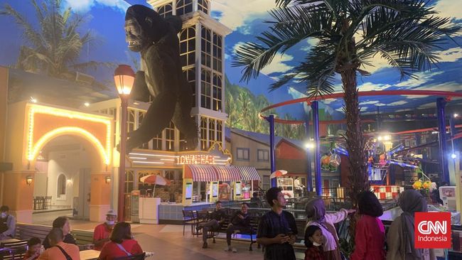 Trans Studio Cibubur ramai pengunjung pada hari pertama Lebaran 2023 tepatnya, Sabtu (22/4).