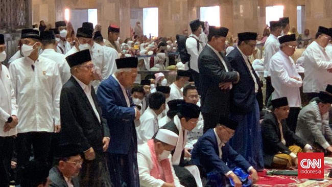 Ribuan jemaah Salat Id di Masjid Istiqlal termasuk Ma'ruf Amin, Jusuf Kalla, Zulkifli Hasan, Sandiaga Uno, Zainut Tauhid sampai Anies Baswedan.
