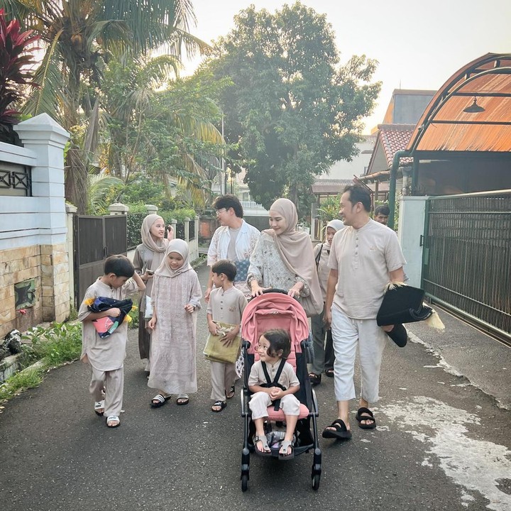 <p>Keluarga Zaskia Adya Mecca dan Hanung Bramantyo kompak bersama keenam anak-anaknya. Meskipun belum ada foto keluarga yang dirilis, keseruan mereka pulang dari salat ied pun nampak semarak dengan baju kembaran. (Foto: Instagram @zaskiaadyamecca)</p>