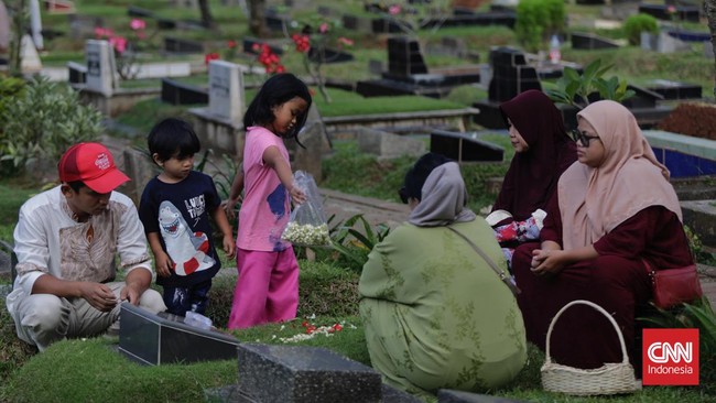 Jangan lupa membaca doa ziarah kubur saat Lebaran Idul Fitri 2024 ketika berziarah ke makam di hari raya nanti. Berikut bacaannya.