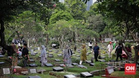 FOTO: Merapal Doa Hingga Selfi Setahun Sekali di Pusara Orang Tercinta
