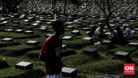 Doa Ziarah Kubur Orang Tua Lengkap dengan Tata Caranya