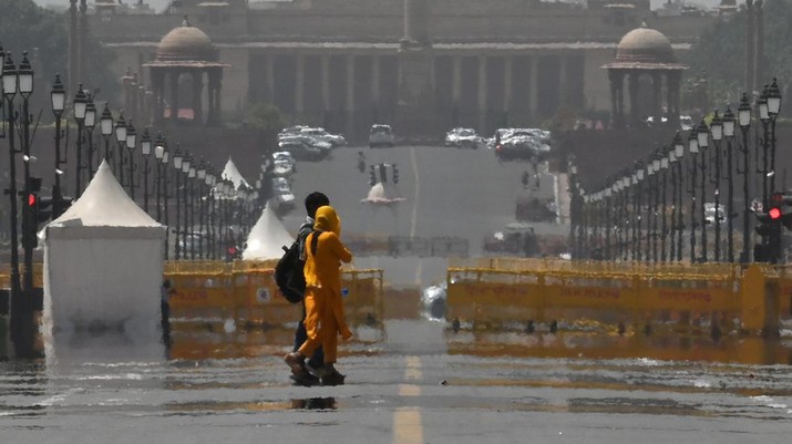 NEW DELHI, INDIA - APRIL 18: A view of mirage forms on Kartavya Path due to the scorching heat, on April 18, 2023 in New Delhi, India. Delhi registered a maximum temperature of 40.4 degrees Celsius, four notches higher than normal the third consecutive day that the maximum temperature settled above 40 degrees Celsius. (Photo by Raj K Raj/Hindustan Times via Getty Images)