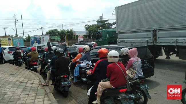 Kemacetan terjadi sejak Jalan Lingkar Selatan (JLS) Kota Cilegon serta jalan alternatif dari Mancak menuju Pasar Anyer, di Kabupaten Serang, Banten.