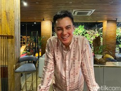 Baim Wong Tetap Santai Makan Sahur Meski Rumah Kebanjiran
