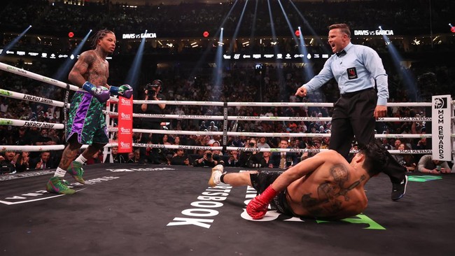 Gervonta Davis menang KO ronde ketujuh atas Ryan Garcia dalam duel dua petinju tak terkalahkan di T-Mobile Arena, Las Vegas, Minggu (23/4) siang WIB.