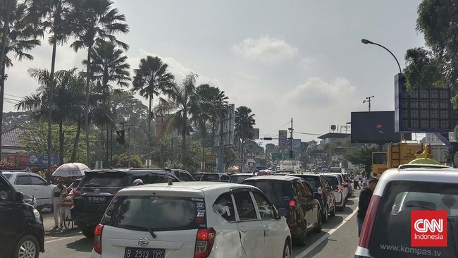 Rekayasa lalu lintas di Jalur Puncak, Bogor diperpanjang hingga libur panjang peringatan Hari Buruh pada Senin, 1 Mei 2023.