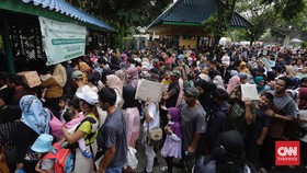 FOTO: Membludak Pengunjung Taman Margasatwa Ragunan Saat Libur Lebaran