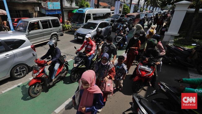Sistem buka tutup dilakukan karena terjadi kemacetan kendaraan pengunjung kebun binatang Ragunan, terutama yang mengarah ke pintu masuk utara TMR.