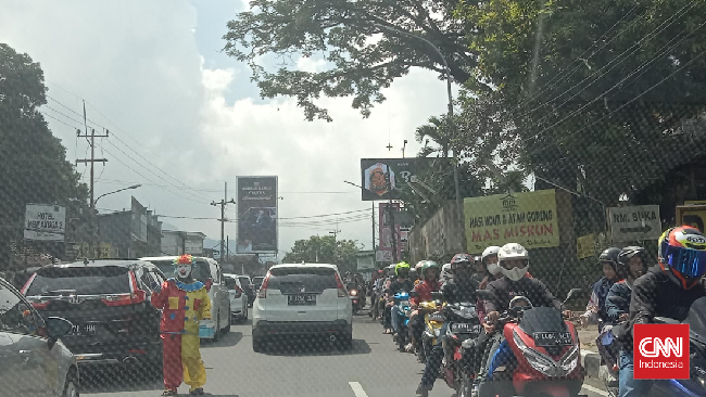 Meskipun one way arah naik ke Puncak Bogor, pengemudi motor terlihat masih bisa melintas ke arah Jakarta dengan menggunakan 1 lajur sempit di bahu jalan.