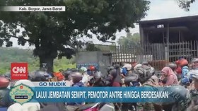 VIDEO: Lalui Jembatan Sempit, Pemotor Antre Hingga Berdesakan