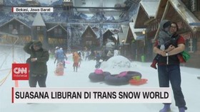 VIDEO: Libur Lebaran Main Salju di Snow World Bekasi
