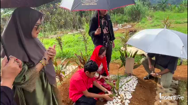 Tangis Anak dan Cucu di Makam Nani Wijaya, Sedih Tak Rayakan Lebaran Bersama