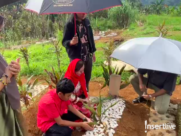 Tangis Anak dan Cucu di Makam Nani Wijaya, Sedih Tak Rayakan Lebaran Bersama