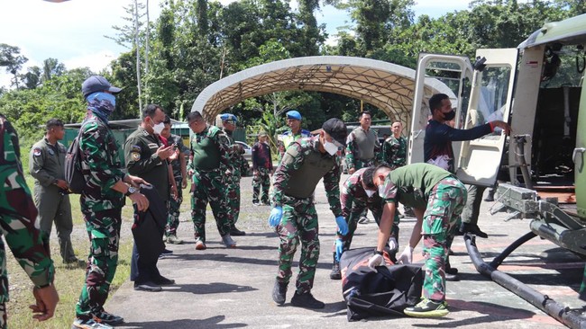 TNI kembali berhasil menemukan jasad satu prajurit korban tewas penembakan KKB di Papua saat misi penyelamatan pilot pesawat Susi Air Philip Mark Mehrtens.