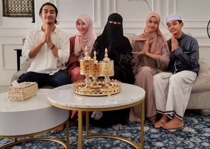 Potret Abidzar Sungkem dengan Sang Bunda