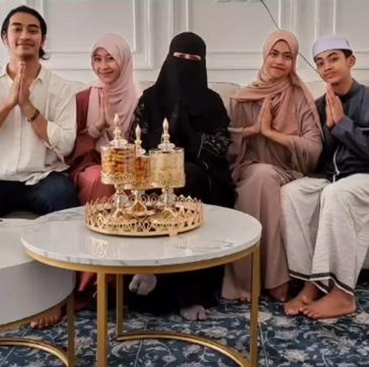 <p>Abidzar Al-ghifari, putra mendiang Ustaz Jefri Al Buchori, turut merayakan Lebaran bersama kakak, adik-adik, dan sang Bunda, Ummi Pipik. Ia juga melakukan sungkeman, Bunda. (Foto: Instagram: @_ummi_pipik_)</p>