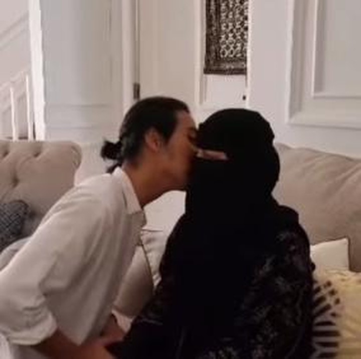 <p>Pada malam sebelumnya, Ummi Pipik terlihat mengunggah video ketika Abidzar melantunkan kalimat takbir, Bunda. Hal ini pun mengingatkan netizen akan mendiang Uje. (Foto: Instagram: @_ummi_pipik_)</p>