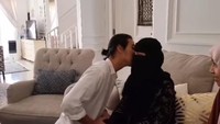 <p>Pada malam sebelumnya, Ummi Pipik terlihat mengunggah video ketika Abidzar melantunkan kalimat takbir, Bunda. Hal ini pun mengingatkan netizen akan mendiang Uje. (Foto: Instagram: @_ummi_pipik_)</p>