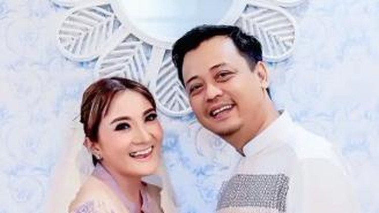 Potret Kiki Amalia dan Suami Potret Kiki Amalia dan Suami