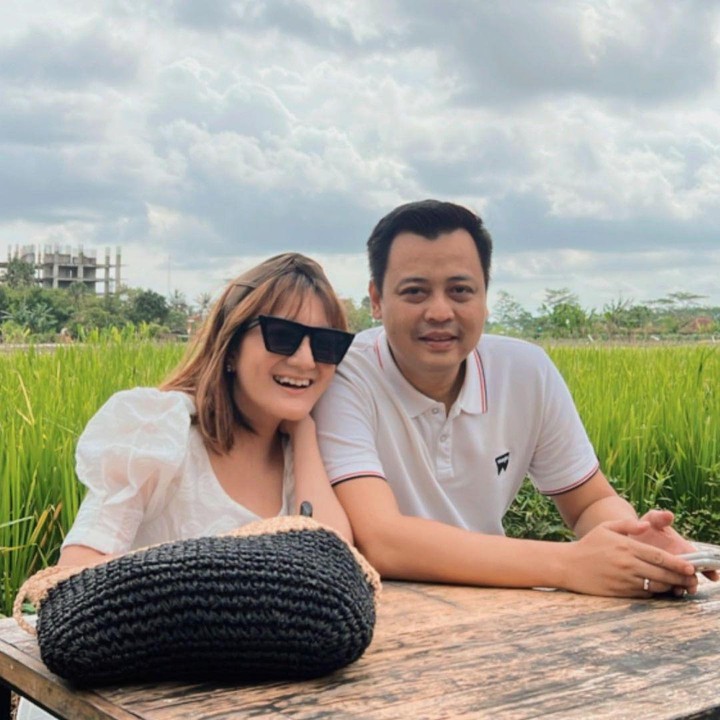 <p>Kiki kerap membagikan potretnya bersama sang suami pada laman media sosialnya. Ia mengatakan Agung adalah sosok yang bisa membuatnya selalu merasa nyaman. (Foto: Instagram: @kikiamaliaworld)</p>