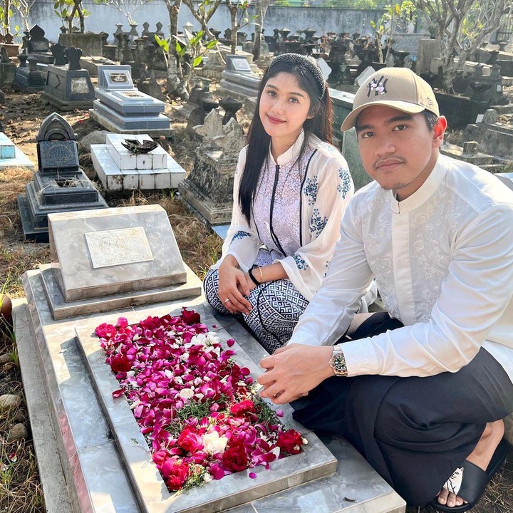 <p>Erina dan Kaesang juga sempat mengunjungi makam ayahanda Erina. (Foto: Instagram: @erinagudono)</p>
