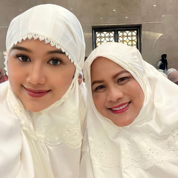 <p>Selain itu, Erina membagikan potretnya ketika melaksanakan salat Idul Fitri bersama sang mertua, Iriana Jokowi. Mereka melaksanakan salat di Surakarta, Jawa Tengah. (Foto: Instagram: @erinagudono)</p>