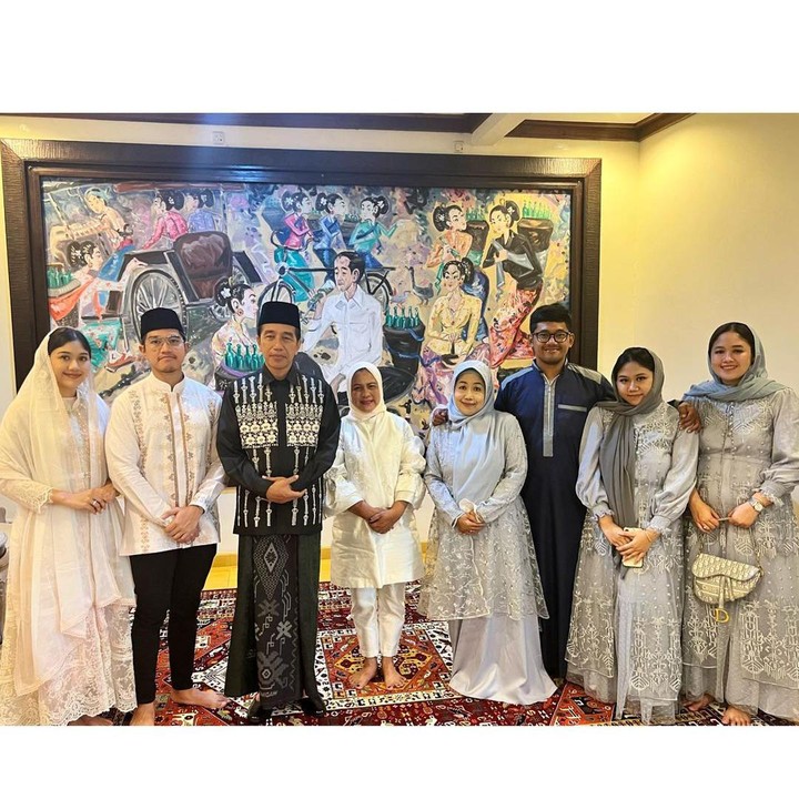 <p>Tak hanya itu, Erina juga merayakan Lebaran bersama adik-adiknya dan juga Presiden Joko Widodo.  (Foto: Instagram: @erinagudono)</p>