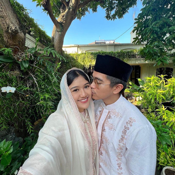 <p>Dalam potret yang dibagikan, Kaesang terlihat mengecup mesra pipi Erina nih, Bunda. Mesra banget, ya. "Selamat Hari Raya Idul Fitri 1444 H. Taqabalallahu Minna Waa Minkum Taqabbal Yaa Karim, mohon maaf lahir batin ya semua. Selamat berkumpul dengan keluarga ya!" tulis Erina.(Foto: Instagram: @kaesangp)</p>