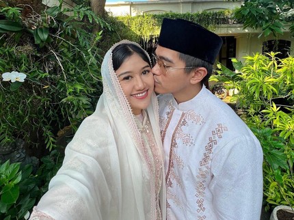 7 Potret Erina Gudono Lebaran Pertama Sebagai Istri Kaesang, Dikecup Mesra Sang Suami