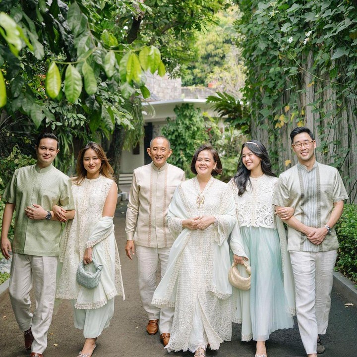 <p>Selain merayakan Lebaran bersama suami, Maudy juga merayakan Lebaran bersama sang adik, Amanda Khairunissa, dan orang tuanya. Kompak banget ya, Bunda. (Foto: Instagram: @jessechoi_)</p>