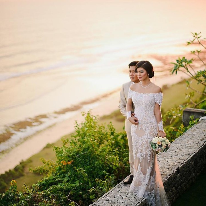 <p>Artis berusia 32 tahun ini ternyata sudah menikah dengan seorang pria bernama Amdryanto di tahun 2016. Setelah menikah, ia juga dikaruniai seorang anak perempuan bernama Alesha Milena Chalik. (Foto: Instagram: @rayakohandi244)</p>
