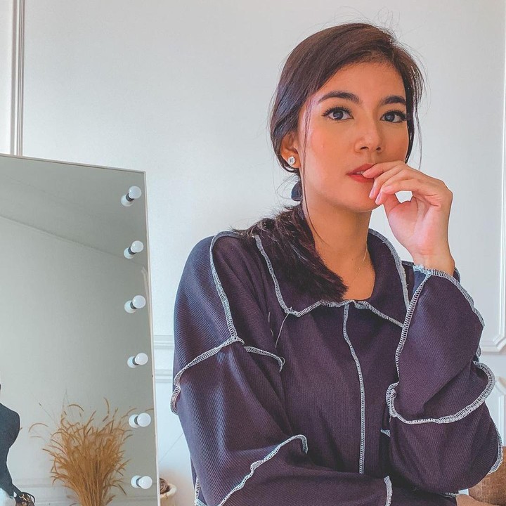<p>Bunda yang suka menonton sinetron di tahun 2000-an pasti sudah mengenal sosok Raya Kohandi, ya? Raya merupakan artis yang kerap mendapatkan peran antagonis nih, Bunda. (Foto: Instagram: @rayakohandi244)</p>