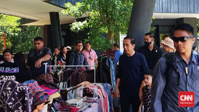 Saat pesawat kepresidenan mendarat di Bandara Komodo pada Sabtu malam lalu, anak-anak berlompatan keluar dari pagar minta THR ke Jokowi.