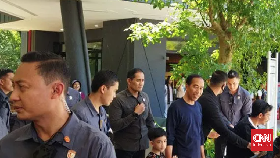 Momen Jan Ethes Ikut Jokowi Bagikan Kaos di Labuan Bajo