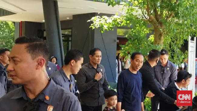 Jan Ethes ikut bersama kakeknya Presiden RI Jokowi berlibur lebaran di Labuan Bajo. Selain itu Jokowi pun meninjau persiapan untuk agenda KTT Asean di sana.