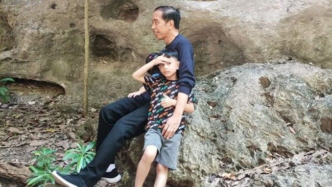 Presiden Jokowi terlihat kerap menuntun cucu pertamanya, Jan Ethes, saat mengajak keluarganya ke destinasi wisata Gua Batu Cermin di Labuan Bajo.