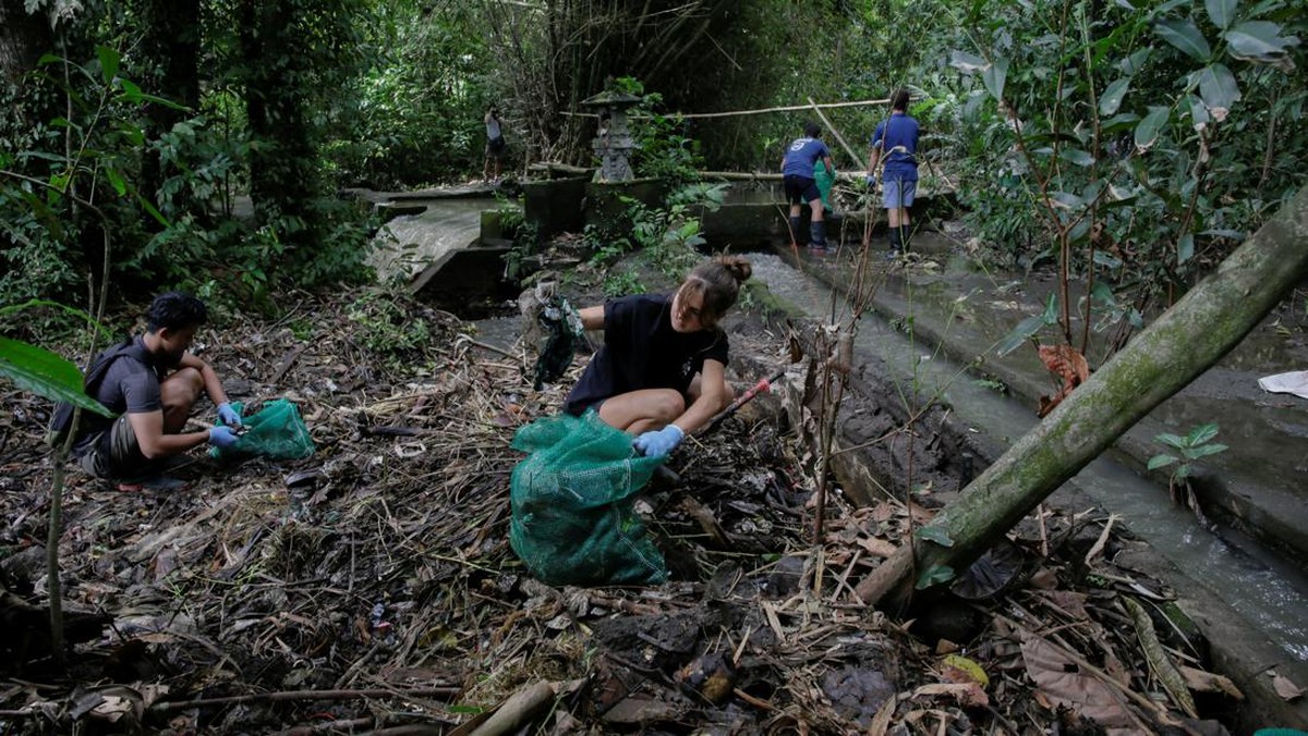 FOTO: Perjalanan Sampah Plastik Hingga Jadi Rumah Mungil di Bali