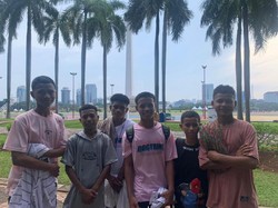 Tak Mudik Lebaran, Ratusan Santri Asal Indonesia Timur Liburan ke Monas