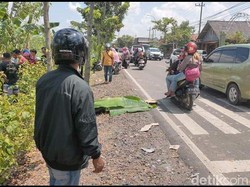 Sekeluarga Naik Motor Tertabrak Honda CRV di Bojonegoro, 1 Orang Tewas