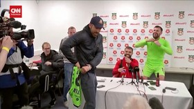 VIDEO: Momen Kocak Ryan Reynolds Minta Jersey Pemain Wrexham