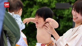 VIDEO: Kompetisi Sumo Bayi, yang Nangis Paling Keras yang Menang