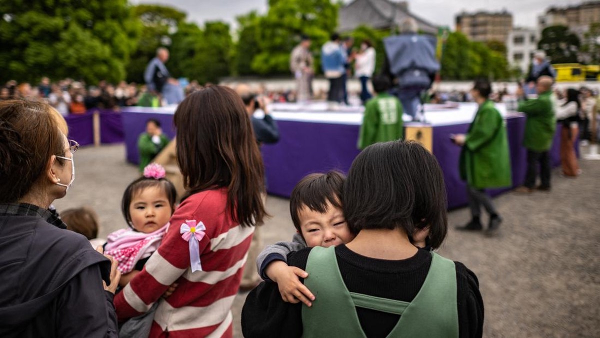 FOTO: Uniknya Festival Sumo Bikin Bayi Menangis di Jepang