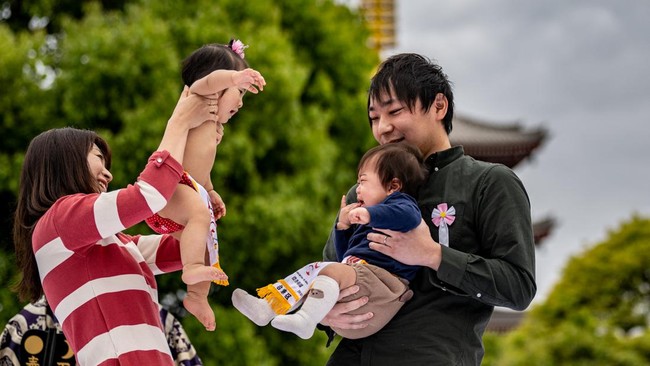 FOTO: Uniknya Festival Sumo Bikin Bayi Menangis di Jepang