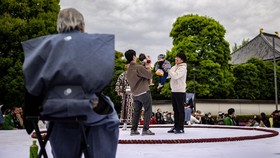 FOTO: Uniknya Festival Sumo Bikin Bayi Menangis di Jepang
