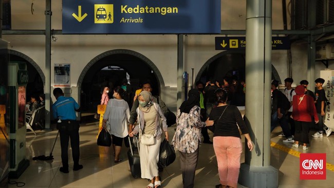 PT Kereta Api Indonesia (Persero) alias KAI menyebut 393.600 penumpang turun di area Daop 1 Jakarta hingga H+9 Lebaran 2023.