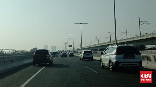 Pantauan dalam perjalanan ke Cikampek via MBZ siang ini terdapat beberapa titik yang sempat menghambat laju mobil yaitu di KM 19-21 dan di KM 46.